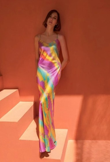 Φόρεμα τύπου lingerie με πολύχρωμο μοτίβο